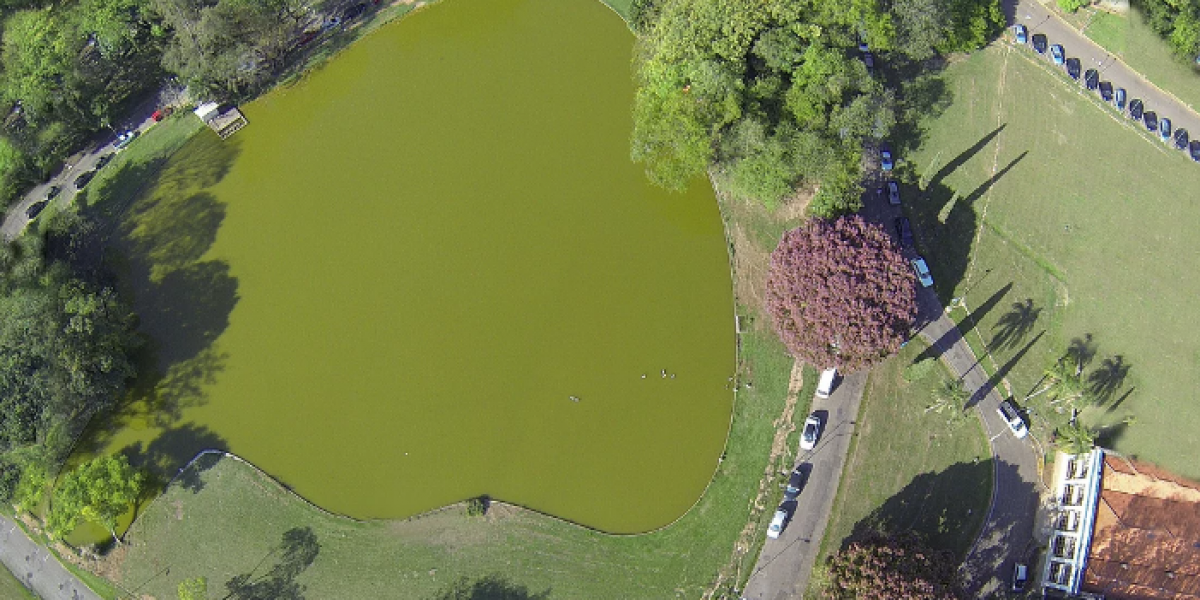 Lago e Pavilhão de Engenharia Foto área obtida por câmera embarcada em drone. Local: Lago e Pavilhão de Engenharia da Escola Superior de Agricultura "Luiz de Queiroz".